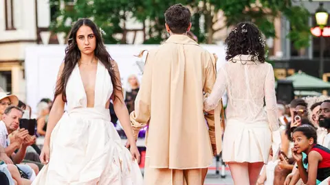 La diseñadora leonesa María Lafuente triunfa en Estrasburgo con un desfile histórico protagonizado por modelos ciegos y profesionales.