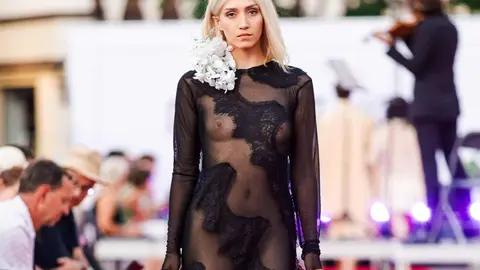 La diseñadora leonesa María Lafuente triunfa en Estrasburgo con un desfile histórico protagonizado por modelos ciegos y profesionales.