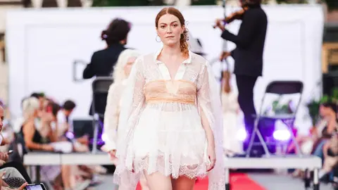 La diseñadora leonesa María Lafuente triunfa en Estrasburgo con un desfile histórico protagonizado por modelos ciegos y profesionales.