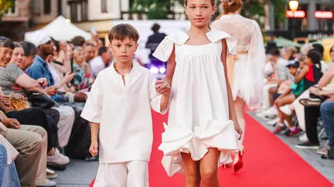 La diseñadora leonesa María Lafuente triunfa en Estrasburgo con un desfile histórico protagonizado por modelos ciegos y profesionales.