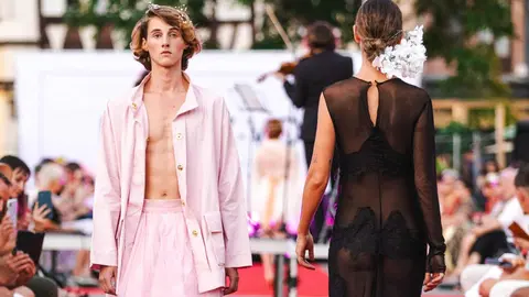 La diseñadora leonesa María Lafuente triunfa en Estrasburgo con un desfile histórico protagonizado por modelos ciegos y profesionales.