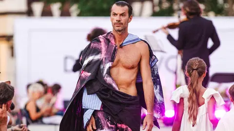 La diseñadora leonesa María Lafuente triunfa en Estrasburgo con un desfile histórico protagonizado por modelos ciegos y profesionales.