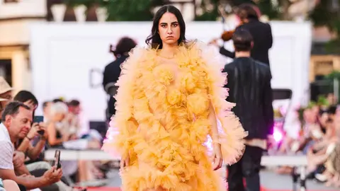 La diseñadora leonesa María Lafuente triunfa en Estrasburgo con un desfile histórico protagonizado por modelos ciegos y profesionales.
