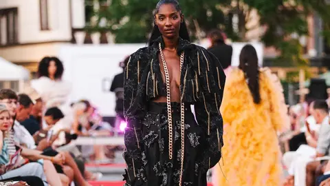 La diseñadora leonesa María Lafuente triunfa en Estrasburgo con un desfile histórico protagonizado por modelos ciegos y profesionales.