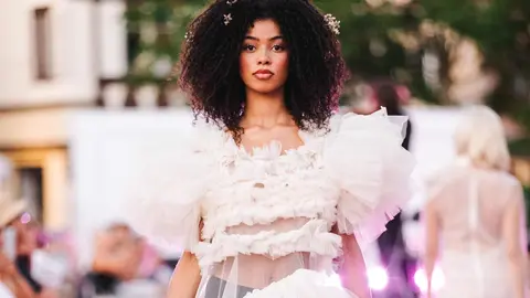 La diseñadora leonesa María Lafuente triunfa en Estrasburgo con un desfile histórico protagonizado por modelos ciegos y profesionales.