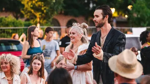 La diseñadora leonesa María Lafuente triunfa en Estrasburgo con un desfile histórico protagonizado por modelos ciegos y profesionales.