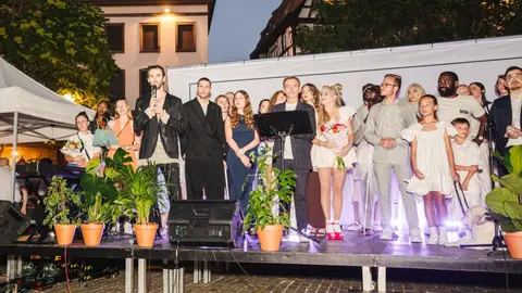 La diseñadora leonesa María Lafuente triunfa en Estrasburgo con un desfile histórico protagonizado por modelos ciegos y profesionales.