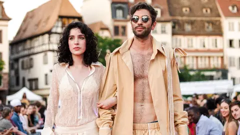 La diseñadora leonesa María Lafuente triunfa en Estrasburgo con un desfile histórico protagonizado por modelos ciegos y profesionales.