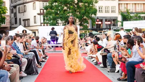 La diseñadora leonesa María Lafuente triunfa en Estrasburgo con un desfile histórico protagonizado por modelos ciegos y profesionales.