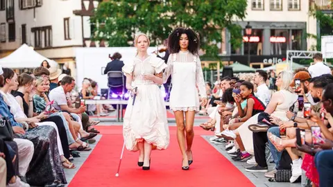 La diseñadora leonesa María Lafuente triunfa en Estrasburgo con un desfile histórico protagonizado por modelos ciegos y profesionales.