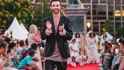 La diseñadora leonesa María Lafuente triunfa en Estrasburgo con un desfile histórico protagonizado por modelos ciegos y profesionales.