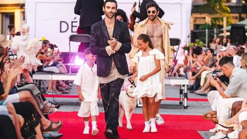 La diseñadora leonesa María Lafuente triunfa en Estrasburgo con un desfile histórico protagonizado por modelos ciegos y profesionales.