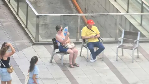 Los abanicos han sido una constante a primera hora de la tarde.