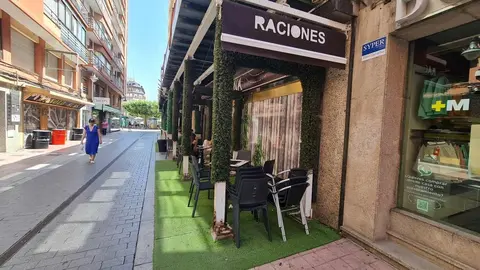 Cualquier sombra era buena para poder aliviar el calor en la calle.
