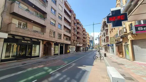 El asfalto arde en León: temperaturas por encima de los 35 °C vacían las calles en plena hora punta La capital vivirá tres días de intenso calor, con sensación térmica abrasadora y avisos para evitar salir a mediodía.