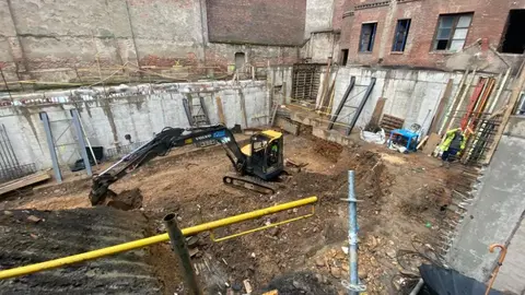 El nuevo instituto de columna que transformará la ciudad en referencia médica internacional ya deja ver su diseño final. El histórico palacete neomudéjar de la calle Alcázar de Toledo acogerá en unos meses un centro pionero en Europa para el tratamiento integral de la patología vertebral compleja Fotos: Arold Arquitectura