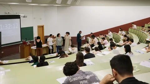 La convocatoria extraordinaria de la PAU que ha arrancado este martes y a la que se presentan un total de 409 alumnos, 306  en el campus de Vegazana y 103 en Ponferrada.  De todos los participantes, 317 realizarán la fase general, es decir, aquella en la que se evalúan las competencias básicas necesarias para acceder a la universidad. Por su parte, 298 se presentarán a la fase específica, con el objetivo de subir nota. Fotos: ULE