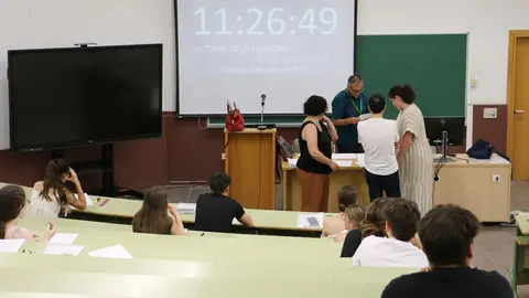 La convocatoria extraordinaria de la PAU que ha arrancado este martes y a la que se presentan un total de 409 alumnos, 306  en el campus de Vegazana y 103 en Ponferrada.  De todos los participantes, 317 realizarán la fase general, es decir, aquella en la que se evalúan las competencias básicas necesarias para acceder a la universidad. Por su parte, 298 se presentarán a la fase específica, con el objetivo de subir nota. Fotos: ULE