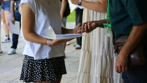 La convocatoria extraordinaria de la PAU que ha arrancado este martes y a la que se presentan un total de 409 alumnos, 306  en el campus de Vegazana y 103 en Ponferrada.  De todos los participantes, 317 realizarán la fase general, es decir, aquella en la que se evalúan las competencias básicas necesarias para acceder a la universidad. Por su parte, 298 se presentarán a la fase específica, con el objetivo de subir nota. Fotos: ULE