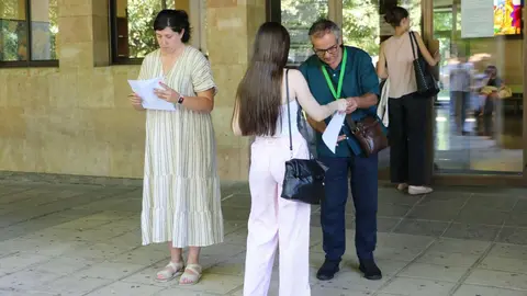 La convocatoria extraordinaria de la PAU que ha arrancado este martes y a la que se presentan un total de 409 alumnos, 306  en el campus de Vegazana y 103 en Ponferrada.  De todos los participantes, 317 realizarán la fase general, es decir, aquella en la que se evalúan las competencias básicas necesarias para acceder a la universidad. Por su parte, 298 se presentarán a la fase específica, con el objetivo de subir nota. Fotos: ULE