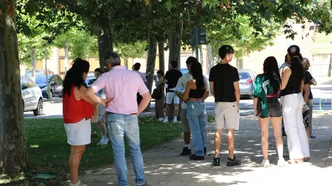 La convocatoria extraordinaria de la PAU que ha arrancado este martes y a la que se presentan un total de 409 alumnos, 306  en el campus de Vegazana y 103 en Ponferrada.  De todos los participantes, 317 realizarán la fase general, es decir, aquella en la que se evalúan las competencias básicas necesarias para acceder a la universidad. Por su parte, 298 se presentarán a la fase específica, con el objetivo de subir nota. Fotos: ULE