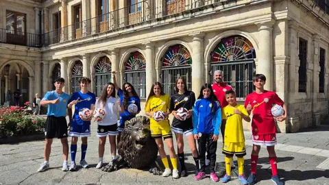 Imagen de las nuevas equipaciones del Olímpico de León.