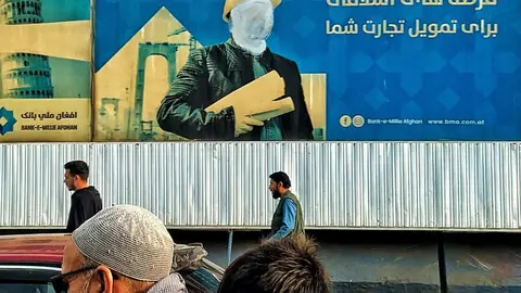 En las calles de Kabul, los rostros de hombres y mujeres han sido borrados de los carteles. Foto: A. F. Reca