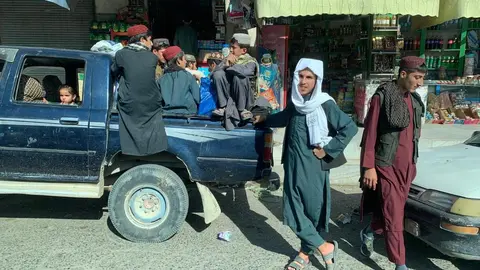 Varios hombres y niños en un mercado callejero de Kabul. Foto: A. F. Reca