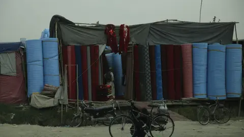 Un hombre arregla su bicicleta frente a un mercado callejero de Kabul. Foto: A. F. Reca