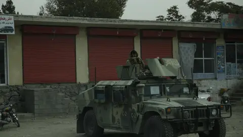 Un check point de los talibanes en una carretera a la salida de Kabul. Foto: A. F. Reca