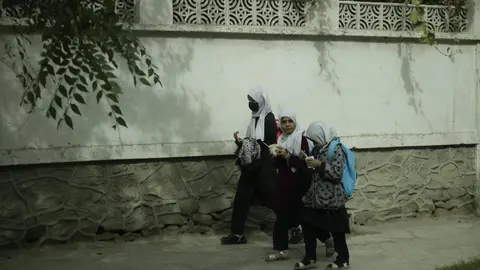 Tres niñas afganas cubiertas con hiyab acuden a la escuela en Kabul. Foto: A. F. Reca
