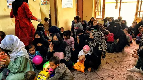 Varias madres afganas asisten con sus hijos a un taller de nutrición en un centro apoyado por Unicef a las afueras de Kabul. Foto: A. F. Reca