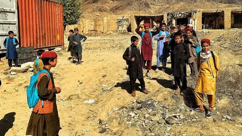 Un grupo de niños juegan en la calles a las afueras de Kabul. Foto: A. F. Reca