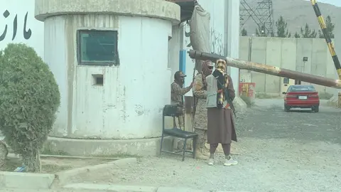 Un check point de los talibanes en una carretera a la salida de Kabul. Foto: A. F. Reca