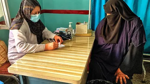 Una de las pocas médicos afganas que siguen ejerciendo atiende a una mujer en un hospital de Kabul. Foto: A. F. Reca