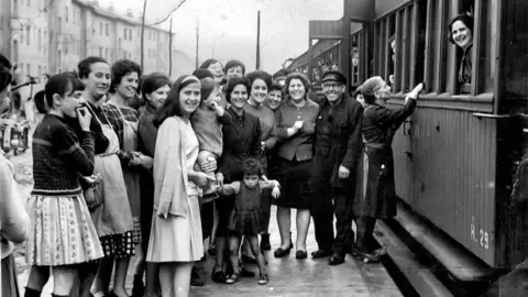 Jorge Praga recupera la memoria visual de la Cuenca del Nalón en La mirada de un tiempo. El autor presenta este viernes en San Feliz de Torío un libro que reconstruye, a través de cuatro fotógrafos, la vida minera y rural de Asturias entre 1940 y 1970.