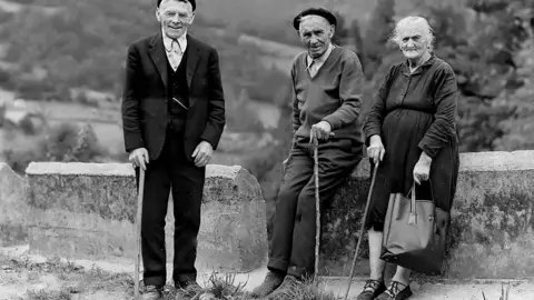 Jorge Praga recupera la memoria visual de la Cuenca del Nalón en La mirada de un tiempo. El autor presenta este viernes en San Feliz de Torío un libro que reconstruye, a través de cuatro fotógrafos, la vida minera y rural de Asturias entre 1940 y 1970.