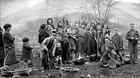 Jorge Praga recupera la memoria visual de la Cuenca del Nalón en La mirada de un tiempo. El autor presenta este viernes en San Feliz de Torío un libro que reconstruye, a través de cuatro fotógrafos, la vida minera y rural de Asturias entre 1940 y 1970.