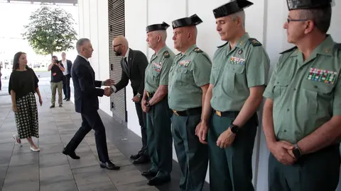 El ministro del Interior, Fernando Grande-Marlaska, presenta el sistema de denuncia telemática de la Guardia Civil, acompañado por el delegado del Gobierno en Castilla y León, Nicanor Sen, la directora general de la Guardia Civil, Mercedes González, y el director del Instituto Nacional de Ciberseguridad, Félix Barrio. Foto: Peio García