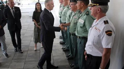 El ministro del Interior, Fernando Grande-Marlaska, presenta el sistema de denuncia telemática de la Guardia Civil, acompañado por el delegado del Gobierno en Castilla y León, Nicanor Sen, la directora general de la Guardia Civil, Mercedes González, y el director del Instituto Nacional de Ciberseguridad, Félix Barrio. Foto: Peio García