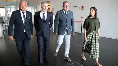 El ministro del Interior, Fernando Grande-Marlaska, presenta el sistema de denuncia telemática de la Guardia Civil, acompañado por el delegado del Gobierno en Castilla y León, Nicanor Sen, la directora general de la Guardia Civil, Mercedes González, y el director del Instituto Nacional de Ciberseguridad, Félix Barrio. Foto: Peio García