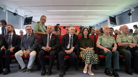 El ministro del Interior, Fernando Grande-Marlaska, presenta el sistema de denuncia telemática de la Guardia Civil, acompañado por el delegado del Gobierno en Castilla y León, Nicanor Sen, la directora general de la Guardia Civil, Mercedes González, y el director del Instituto Nacional de Ciberseguridad, Félix Barrio. Foto: Peio García