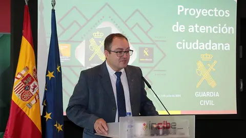 El ministro del Interior, Fernando Grande-Marlaska, presenta el sistema de denuncia telemática de la Guardia Civil, acompañado por el delegado del Gobierno en Castilla y León, Nicanor Sen, la directora general de la Guardia Civil, Mercedes González, y el director del Instituto Nacional de Ciberseguridad, Félix Barrio. Foto: Peio García