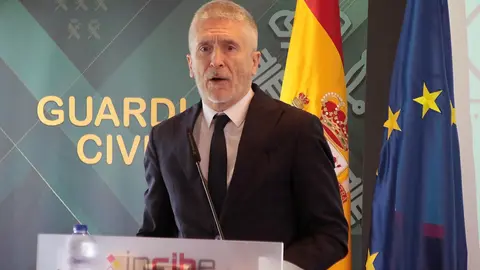 El ministro del Interior, Fernando Grande-Marlaska, presenta el sistema de denuncia telemática de la Guardia Civil, acompañado por el delegado del Gobierno en Castilla y León, Nicanor Sen, la directora general de la Guardia Civil, Mercedes González, y el director del Instituto Nacional de Ciberseguridad, Félix Barrio. Foto: Peio García