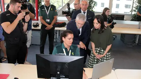 El ministro del Interior, Fernando Grande-Marlaska, presenta el sistema de denuncia telemática de la Guardia Civil, acompañado por el delegado del Gobierno en Castilla y León, Nicanor Sen, la directora general de la Guardia Civil, Mercedes González, y el director del Instituto Nacional de Ciberseguridad, Félix Barrio. Foto: Peio García