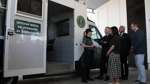 El ministro del Interior, Fernando Grande-Marlaska, presenta el sistema de denuncia telemática de la Guardia Civil, acompañado por el delegado del Gobierno en Castilla y León, Nicanor Sen, la directora general de la Guardia Civil, Mercedes González, y el director del Instituto Nacional de Ciberseguridad, Félix Barrio. Foto: Peio García