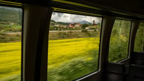 Fotografías tomadas por Rafael Rodríguez en el viaje realizado junto a su pareja en el tren de vía estrecha León-Bilbao; ocho horas de un 