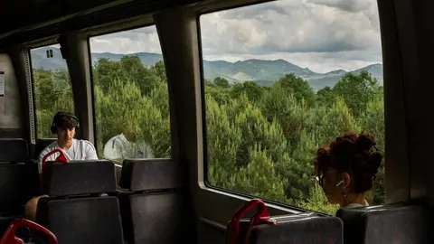 Fotografías tomadas por Rafael Rodríguez en el viaje realizado junto a su pareja en el tren de vía estrecha León-Bilbao; ocho horas de un 