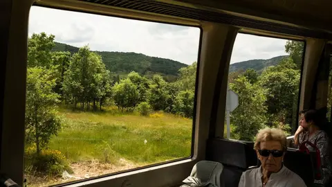 Fotografías tomadas por Rafael Rodríguez en el viaje realizado junto a su pareja en el tren de vía estrecha León-Bilbao; ocho horas de un 