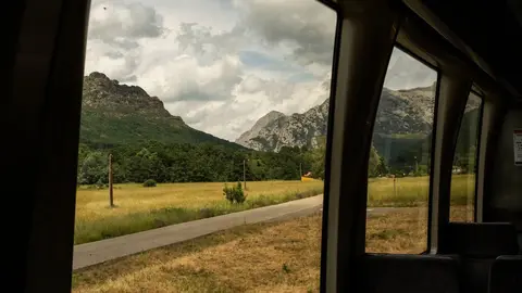 Fotografías tomadas por Rafael Rodríguez en el viaje realizado junto a su pareja en el tren de vía estrecha León-Bilbao; ocho horas de un 
